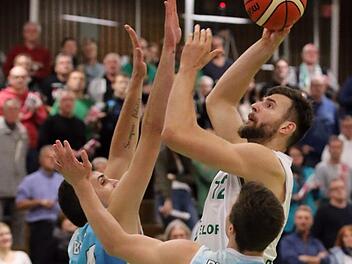 Leon Kratzer (rechts), der sich hier gegen den Paderborner Ivan Buntic durchsetzt, erzielte mit 22 Punkten und zwölf Rebounds ein "Double-Double". Foto: sportpress