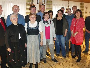 Der Vorstand des FSV-Ortsvereins Streitberg mit (hinten v. l.) dem Hauptvorsitzenden Reinhardt Glauber, dem neuen Ortsvorsitzenden Hans Adelhardt, Toni Eckert und der Ehrenvorsitzenden Marga Eckert (2. v. r.)  Foto: Paul Pöhlmann