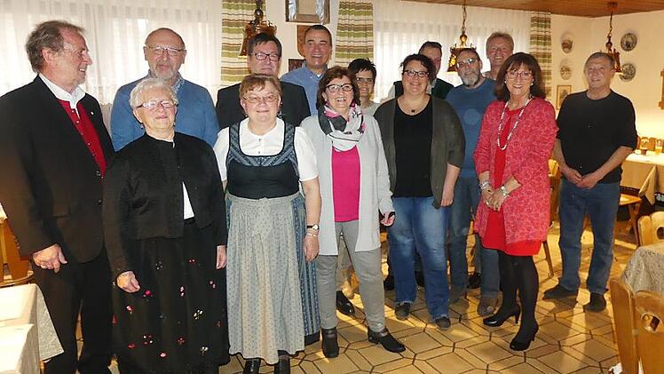 Der Vorstand des FSV-Ortsvereins Streitberg mit (hinten v. l.) dem Hauptvorsitzenden Reinhardt Glauber, dem neuen Ortsvorsitzenden Hans Adelhardt, Toni Eckert und der Ehrenvorsitzenden Marga Eckert (2. v. r.)  Foto: Paul Pöhlmann
