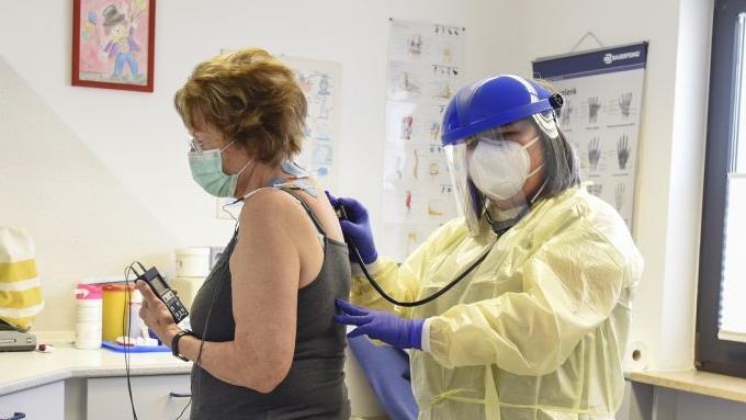 Infektionssprechstunde in der Praxis von Dr. Gregor. Höchste Schutzvorkehrungen werden getroffen. Masken sind Pflicht. Fotos: Hagen Lehmann