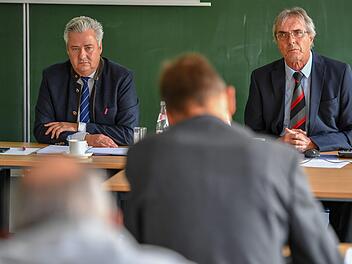 Stellten sich am Freitag den Fragen der Journalisten: Vizepräsident Matthias Graßmann (links) und Geschäftsführer Bernd Sauer Foto: Ronald Rinklef