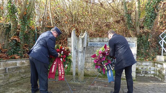 Bürgermeister Alwin Gebhardt und sein Amtsvorgänger Gerhard Riediger legen die Kränze nieder. Foto: Thomas Weichert