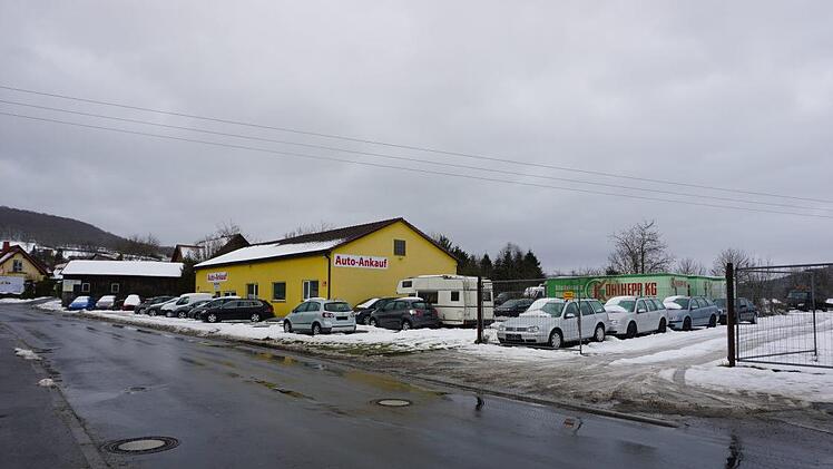 Um dem ortsansässigen Kfz-Handel den Bau einer Halle im hinteren Teil des Grundstücks zu ermöglichen, muss der Bebauungsplan geändert werden. Foto: Marion Eckert