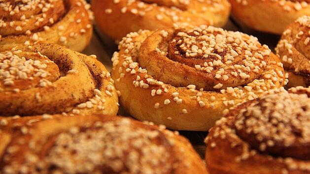 Zimtschnecken sind urspr&uuml;nglich ein skandinavisches Geb&auml;ck, erfreuen sich aber auch in Deutschland an gro&szlig;er Beliebtheit.