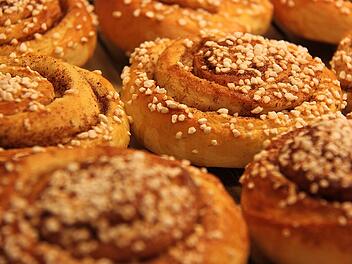 Zimtschnecken sind urspr&uuml;nglich ein skandinavisches Geb&auml;ck, erfreuen sich aber auch in Deutschland an gro&szlig;er Beliebtheit.