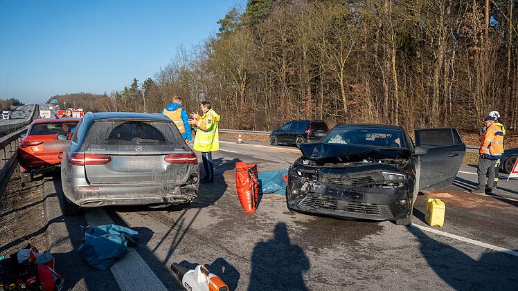 Kreis Roth: Mehrere Unfälle auf der A9 in kürzester Zeit - Gaffer verursachen wohl Massenkarambolage