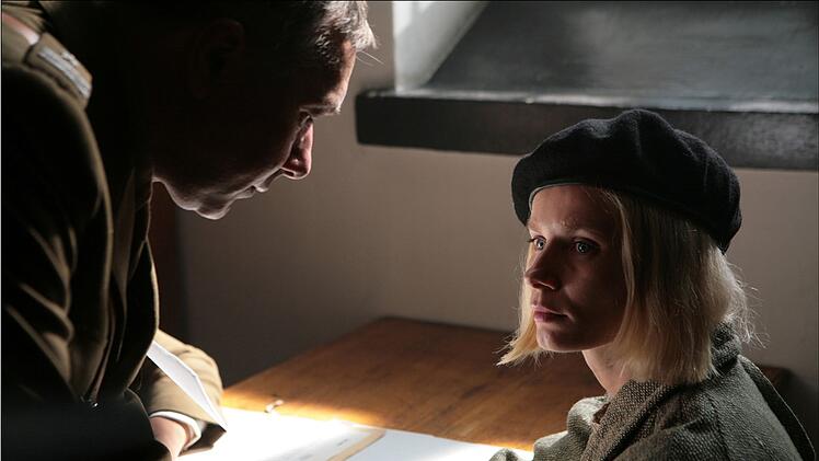 Aktive Geschichtsf&auml;lschung: Agnieszka (Magdalena Cielecka) muss eine Erkl&auml;rung unterschreiben, die besagt, dass das Massaker von Katyn ein deutsches Verbrechen ist.