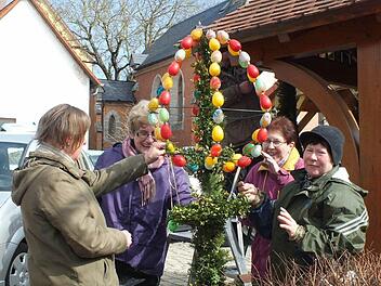 Seit 2003 schon sorgen eifrige Hammerbacherinnen dafür, dass der Brunnen in der Ortsmitte Osterschmuck trägt.  Foto: Manfred Welker