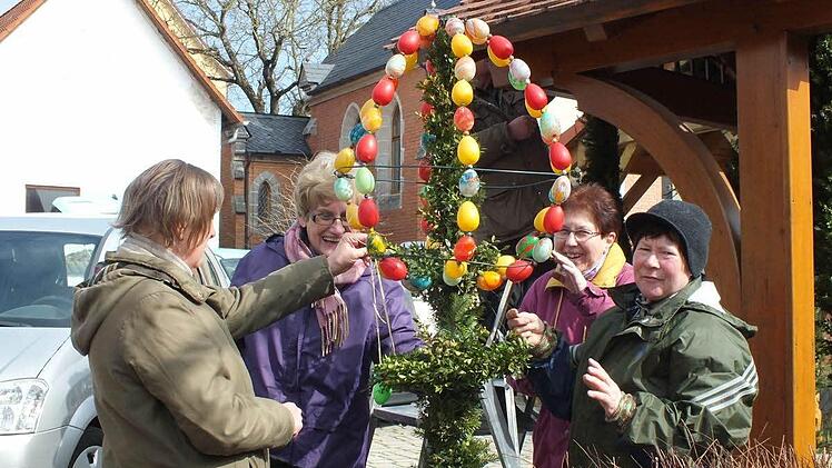 Seit 2003 schon sorgen eifrige Hammerbacherinnen dafür, dass der Brunnen in der Ortsmitte Osterschmuck trägt.  Foto: Manfred Welker