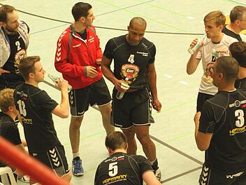 Entspannt waren die Eltmanner Volleyballer während der Rückrunde meist in den Spielpausen, denn von acht Begegnungen gewannen sie sieben. Leopold Schwind, Christian Nowak, Peter Link, Sebastian Richter (Nummer 5), Spielertrainer Heriberto Quero (Nummer 4), Maximilian Kolbe, Kenneth Blanca (Nummer 3) und Jens Werner (von links) schöpfen beim letzten Saisonspiel gegen Meister TSV Herrsching Kraft. Die Eltmanner gewannen mit 3:1. Rechts hinten Sportvorstand Rolf Werner.