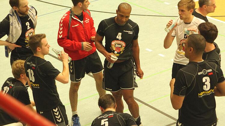 Entspannt waren die Eltmanner Volleyballer während der Rückrunde meist in den Spielpausen, denn von acht Begegnungen gewannen sie sieben. Leopold Schwind, Christian Nowak, Peter Link, Sebastian Richter (Nummer 5), Spielertrainer Heriberto Quero (Nummer 4), Maximilian Kolbe, Kenneth Blanca (Nummer 3) und Jens Werner (von links) schöpfen beim letzten Saisonspiel gegen Meister TSV Herrsching Kraft. Die Eltmanner gewannen mit 3:1. Rechts hinten Sportvorstand Rolf Werner.