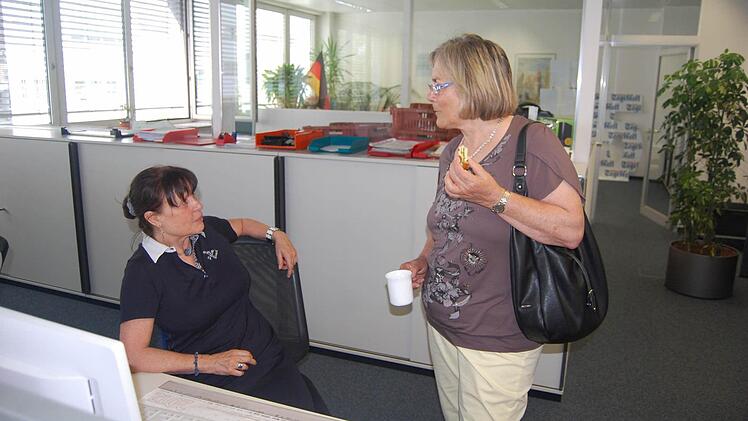 Tageblatt-Redakteurin Helke Renner (links) im Gespräch