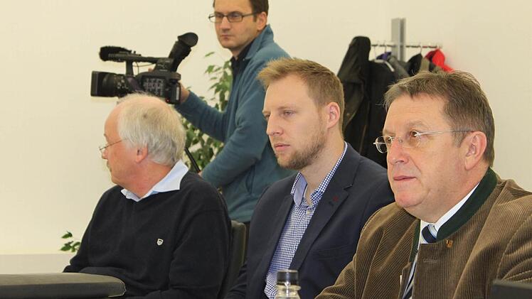 OB Henry Schramm, Christian Gack von der Tiefbauabteilung und Baudirektor Gerd Belke (von links) hören aufmerksam zu. Foto: Stephan Tiroch