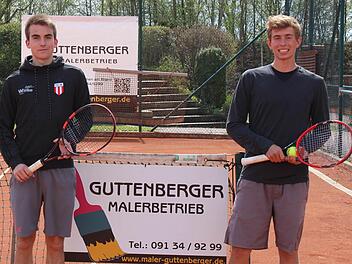 Die Sieger des Nachwuchscups Marcel Strickroth vom TC Bamberg (l.) neben seinem Finalgegner Max Steinberger (TC Markwasen, Reutlingen).  Fotos: privat