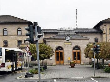 Der Grundstein für das große Bahnhofsgebäude in Lichtenfels wurde am 20. September 1862 gelegt.