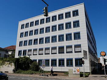 Das alte Kreiswehrersatzamt an der Willy-Lessing-Straße in Bamberg: Mit einem Neu- statt Umbau könnte man alte "Bausünden" tilgen, lautet ein Argument der CSU. Foto: Matthias Hoch