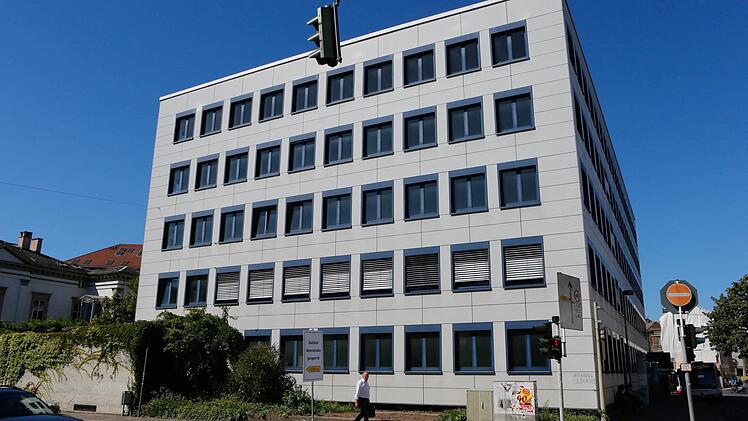 Das alte Kreiswehrersatzamt an der Willy-Lessing-Straße in Bamberg: Mit einem Neu- statt Umbau könnte man alte "Bausünden" tilgen, lautet ein Argument der CSU. Foto: Matthias Hoch