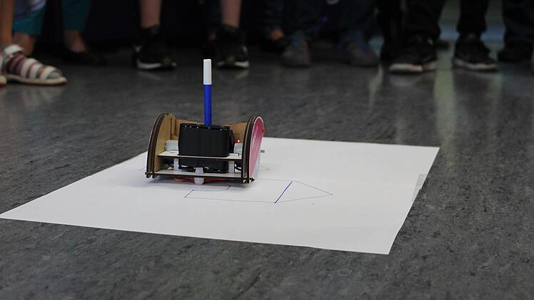 Völlig automatisch malt der Roboter das Haßfurter Rathaus. Foto: Lisa Kieslinger