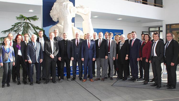 Diese Mammut-Runde aus oberfränkischen Landräten, Oberbürgermeistern, Vertretern von Wirtschaftskammern und Hochschulen traf sich am Dienstag in Bamberg. Foto: Sebastian Martin