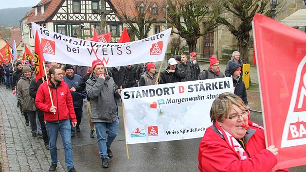 Rund 25 Weiss-Mitarbeiter aus Maroldsweisach reihten sich bei den Valeo-Kollegen im Protestzug durch Ebern ein.Ralf Kestel