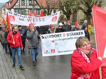 Rund 25 Weiss-Mitarbeiter aus Maroldsweisach reihten sich bei den Valeo-Kollegen im Protestzug durch Ebern ein.Ralf Kestel