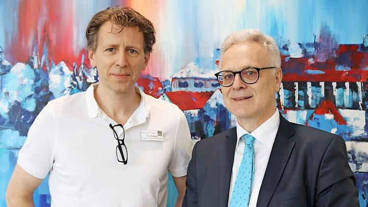 MVZ-Gesch&auml;ftsf&uuml;hrer Wilfried Neubauer (rechts) &uuml;bergab an Olaf Anders einen Ha&szlig;berge-Bildband zum Start am MVZ.  Foto: Marco Heumann