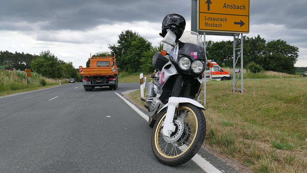 Missglückter Überholvorgang im Kreis Neustadt/Aisch: Motorradfahrer schwer verletzt