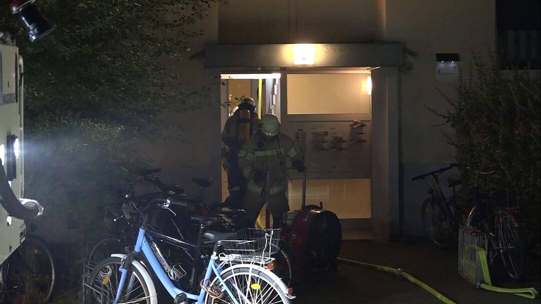 Bamberg: Brand in Mehrfamilienhaus - Feuerwehr findet leblosen Bewohner