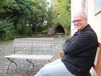 Pater Markus Reis sitzt auf seinem Lieblingsplatz am Jugendhaus und hat Zeit. Wer will, kann sich zu ihm setzen und mit ihm reden. Alle zwei Wochen bietet er "Der Pfarrer hat Zeit" an. Thomas Malz