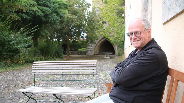 Pater Markus Reis sitzt auf seinem Lieblingsplatz am Jugendhaus und hat Zeit. Wer will, kann sich zu ihm setzen und mit ihm reden. Alle zwei Wochen bietet er "Der Pfarrer hat Zeit" an. Thomas Malz