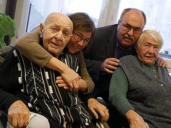 Tochter Roswitha ist Vaters Prinzessin und Sohn Hans-Jochen  Mutters Prinz. Alle zwei Wochen kommt Roswitha angereist und verbringt die  Wochenenden miteinander. Hans-Jochen hat den kürzeren weg, fast um die  Ecke. Heute wird gemeinsam gefeiert, mal sehen, wer kommt, denn groß  eingeladen wurde nicht.manja von Nida