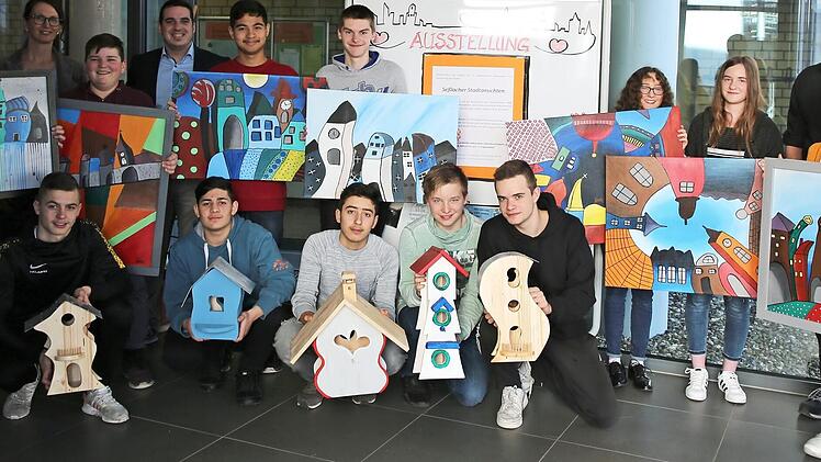 Neuntklässler der Mittelschule Seßlach haben festgehalten, wie sie die Stadt und ihre Häuser sehen. Das Ergebnis der "Seßlacher Stadtansichten" begeisterte Fachlehrerin Sandra Aladi ebenso wie Bürgermeister Maximilian Neeb (hinten, von links) und Schulleiter Wolfgang Hoydem (hinten, rechts). Foto: Bettina Knauth