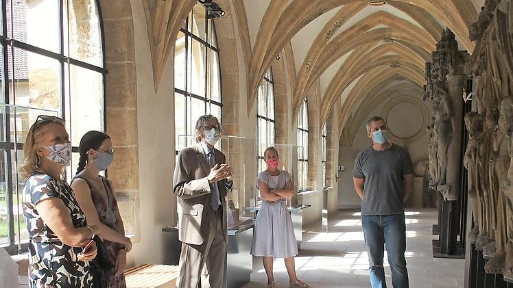 Museumsleiter Holger Kempgens (Mitte) zeigte den Abgeordneten Ursula Sowa (links) und Christian Zwanziger (rechts) sowie Stadtr&auml;tin Vera Mamerow (Zweite von rechts) seltene Sch&auml;tze.  Foto: pr