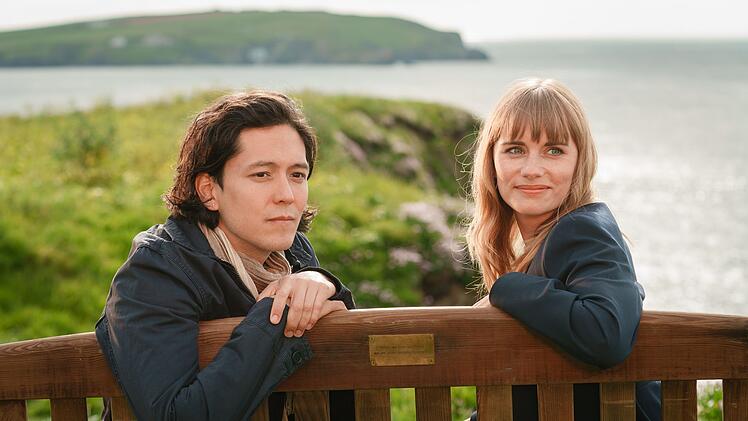 Johanna Rashford (Anna Hausburg) und Daniel Reynolds (Jan Tsien Beller) verstehen sich immer besser.