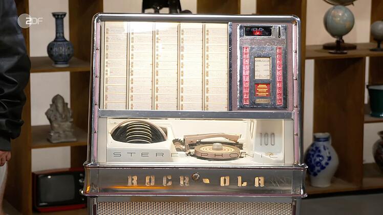 Horst Lichter war sichtlich angetan von der Jukebox: "Sch&ouml;n ist sie, zierlich und klein ist sie."