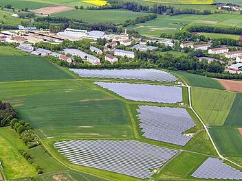 Photovoltaikanlagen wie hier um ehemalige Kaserne in Ebern bringen Gehrlicher weiterhin Einnahmen. Foto: Ronald Rinklef