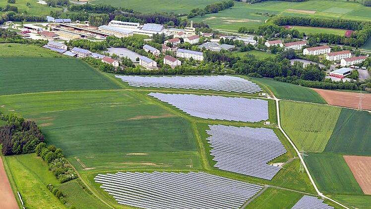 Photovoltaikanlagen wie hier um ehemalige Kaserne in Ebern bringen Gehrlicher weiterhin Einnahmen. Foto: Ronald Rinklef