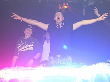DJ Timmek heize bei der Halloweenparty ein.  Foto: Andreas Brandl