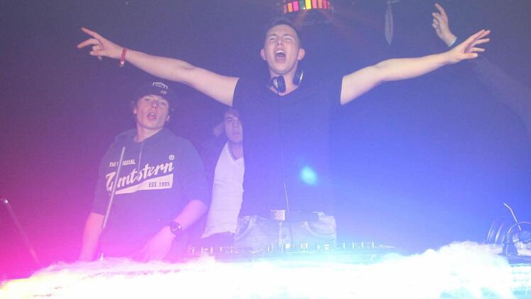 DJ Timmek heize bei der Halloweenparty ein.  Foto: Andreas Brandl