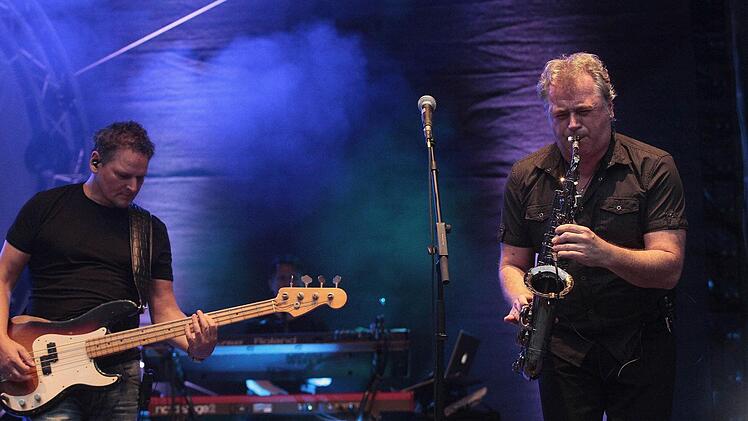 Glänzende Musiker: Bassist Martin Hofmann und Lee Mayall am Saxofon.