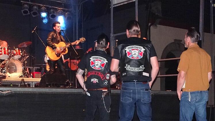 Teddy Boys: Diese drei Männer lieben den "King of Rock'n'Roll” und seine Musik. Von den Schuhen bis zur Elvis-Tolle tragen sie all die Markenzeichen von Elvis Presley an ihren Körpern. Für sie war die Musik der Elvis-Imitatoren an diesem Abend fast genauso gut wie das Original.Foto: Johanna Eckert