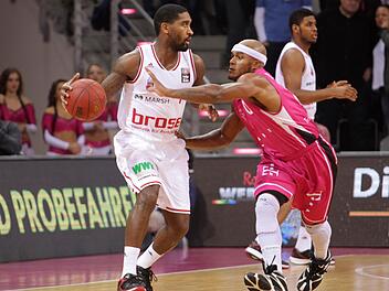 Wer setzt seine Mitspieler besser ins Szene - der Bamberger Aufbauspieler Brad Wanamaker (l.) oder sein Bonner Pendant Eugene Lawrence (r.)? Foto: Jörn Wolter