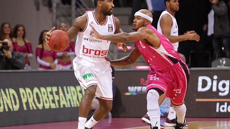 Wer setzt seine Mitspieler besser ins Szene - der Bamberger Aufbauspieler Brad Wanamaker (l.) oder sein Bonner Pendant Eugene Lawrence (r.)? Foto: Jörn Wolter