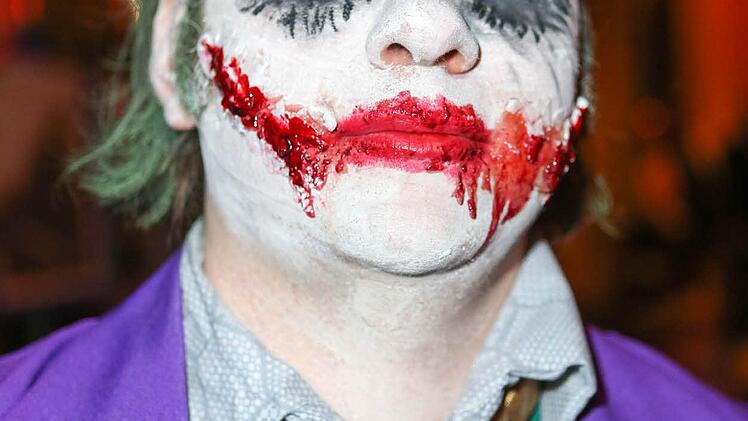 Maske beim BRK-Rosenmontagsball Foto: RiegerPress