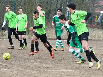 Mohamad Kher Faraj läuft mit dem Ball aufs gegnerische Tor. Der 16-jährige Kriegsflüchtling aus Syrien trägt jetzt das Trikot der JFG Plassenburg Kulmbach. Foto: Monika Limmer