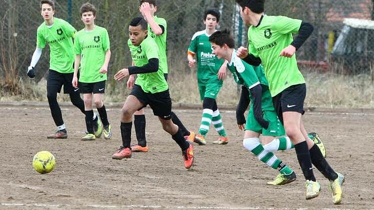 Mohamad Kher Faraj läuft mit dem Ball aufs gegnerische Tor. Der 16-jährige Kriegsflüchtling aus Syrien trägt jetzt das Trikot der JFG Plassenburg Kulmbach. Foto: Monika Limmer