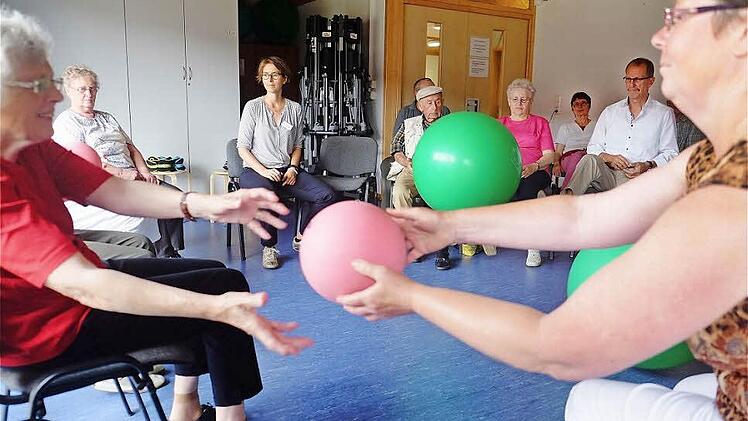 Mit einigen Übungen zeigte Carolina Laux den Senioren, wie man sich im Alter fit halten kann.  Foto: Gerd Schaar