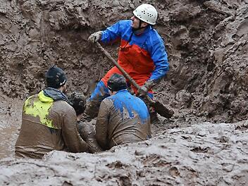 Beim Braveheart-Battle in diesem Jahr in Bischofsheim in der Rhön war auch die Bergwacht immer wieder gefragt. Oftmals musste sie Hilfestellung geben. Fotos: Hanns Friedrich