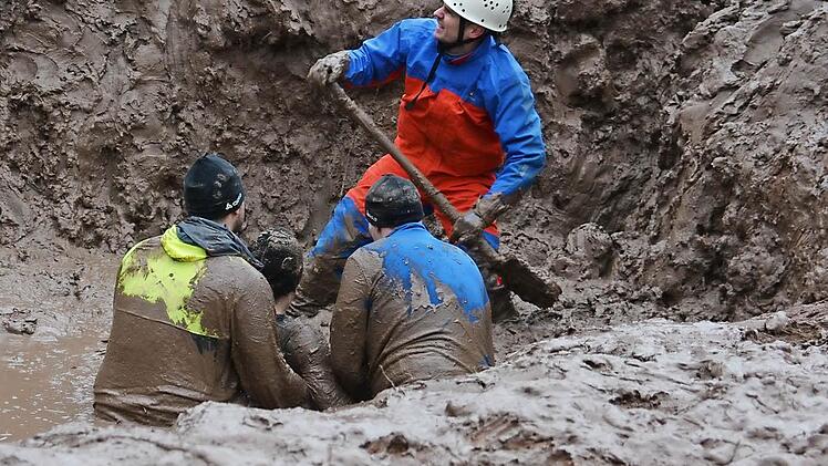Beim Braveheart-Battle in diesem Jahr in Bischofsheim in der Rhön war auch die Bergwacht immer wieder gefragt. Oftmals musste sie Hilfestellung geben. Fotos: Hanns Friedrich
