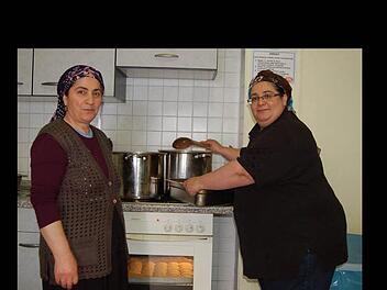 Frauen übernehmen den wichtigsten Part beim Kochen, Männer dürfen helfen. Asiye (links) und Birsel Birinci sind immer dabei. Foto: Helke Renner